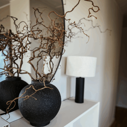 Svart antikkruka med trollhassel i.