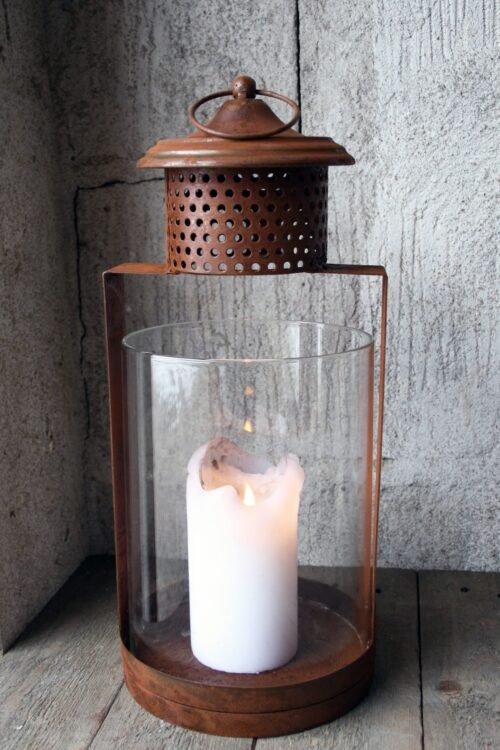 Stor lykta i rostfinish med stormglas, 18x43 cm