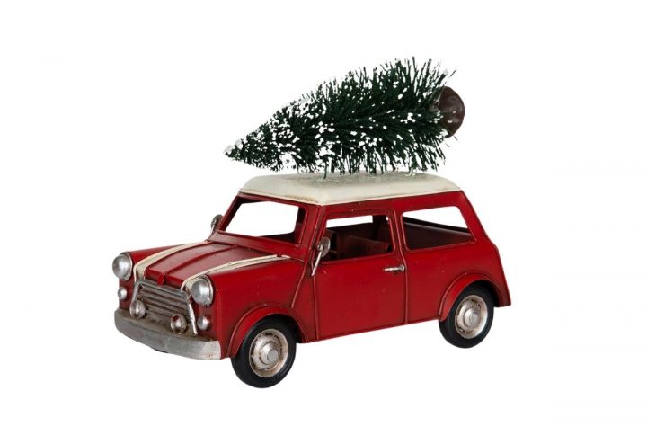 Röd bil med julgran på taket.