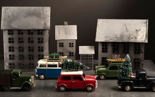 Röd bil med julgran på taket.