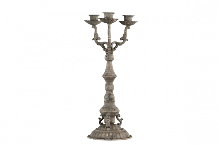 Trearmad kandelaber i metall.