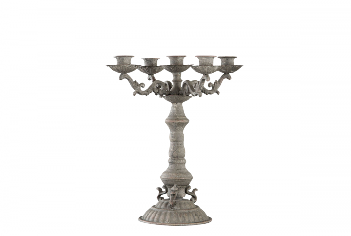 Femarmad kandelaber i metall.