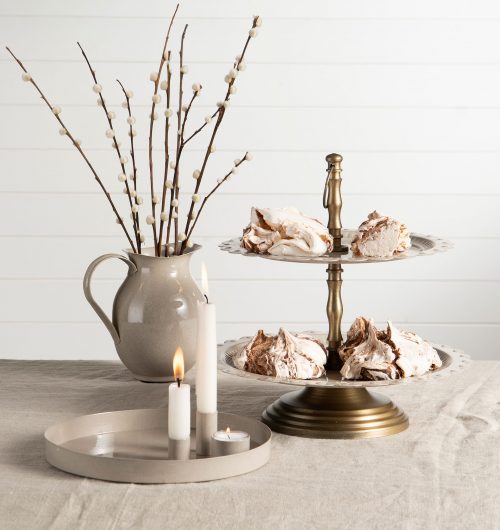 Våningsfat i sandfärgad emalj.