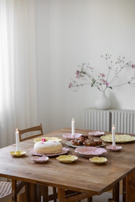 Blomster fat i keramik formad som blomma