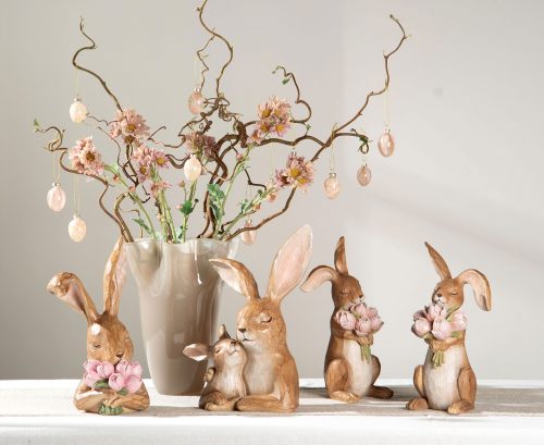 Dekorativ påskhare Tilly i klassisk design med blombukett