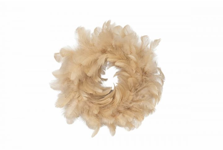 Dekorativ krans med fjädrar i naturliga toner för vår- och påskinredning