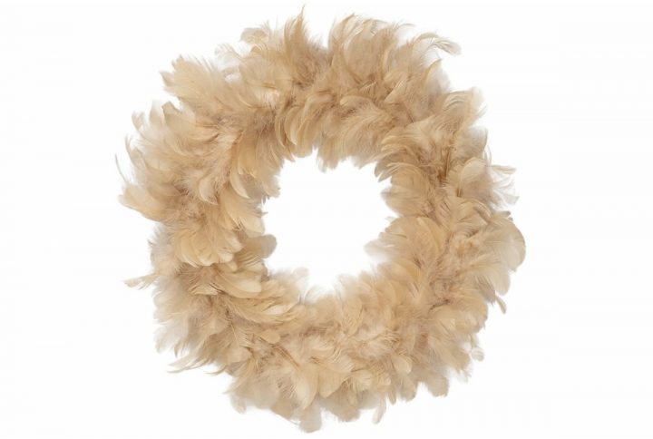Dekorativ krans med fjädrar i naturliga toner för vår- och påskinredning