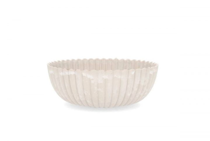 Beige dekorationsskål med vågig kant i återvunnen plast